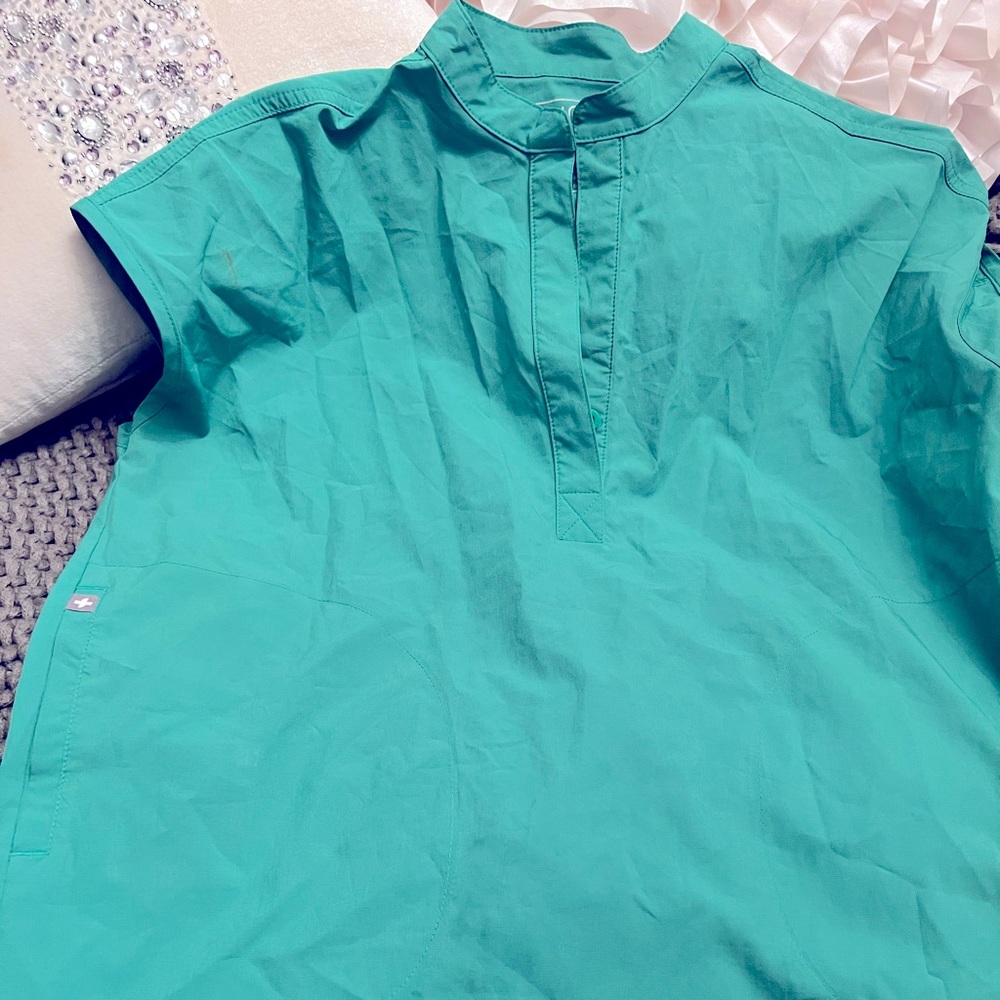 Figs top size xs worn a few times